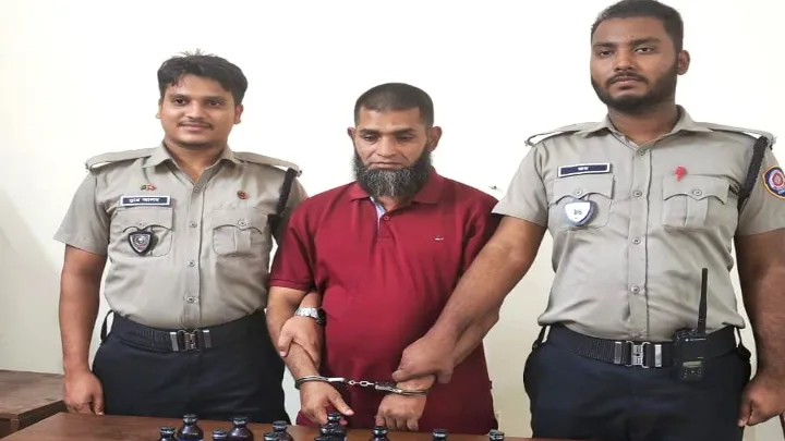 নোয়াখালীতে ক্রেতা সেজে ফেনসিডিল কারবারি গ্রেপ্তার
